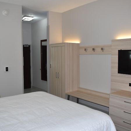 Holiday Inn Express Hotel & Suites Mcpherson By Ihg Eksteriør billede