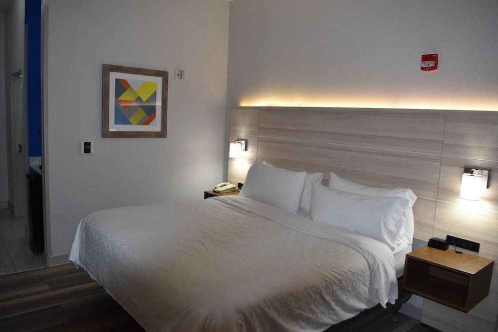 Holiday Inn Express Hotel & Suites Mcpherson By Ihg Eksteriør billede
