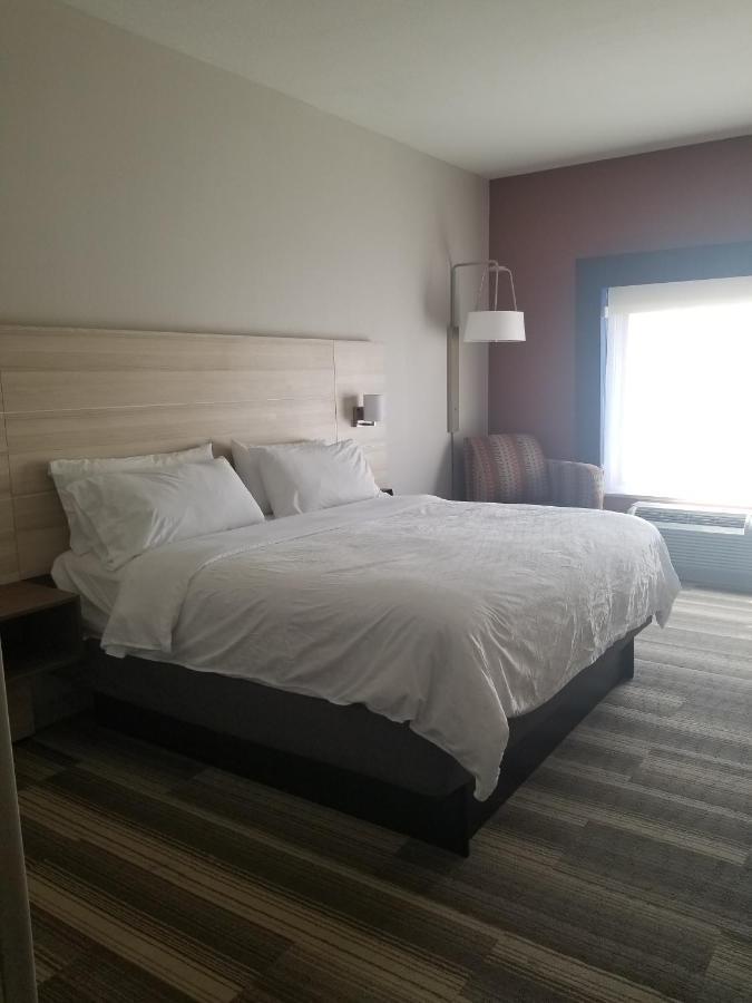 Holiday Inn Express Hotel & Suites Mcpherson By Ihg Eksteriør billede