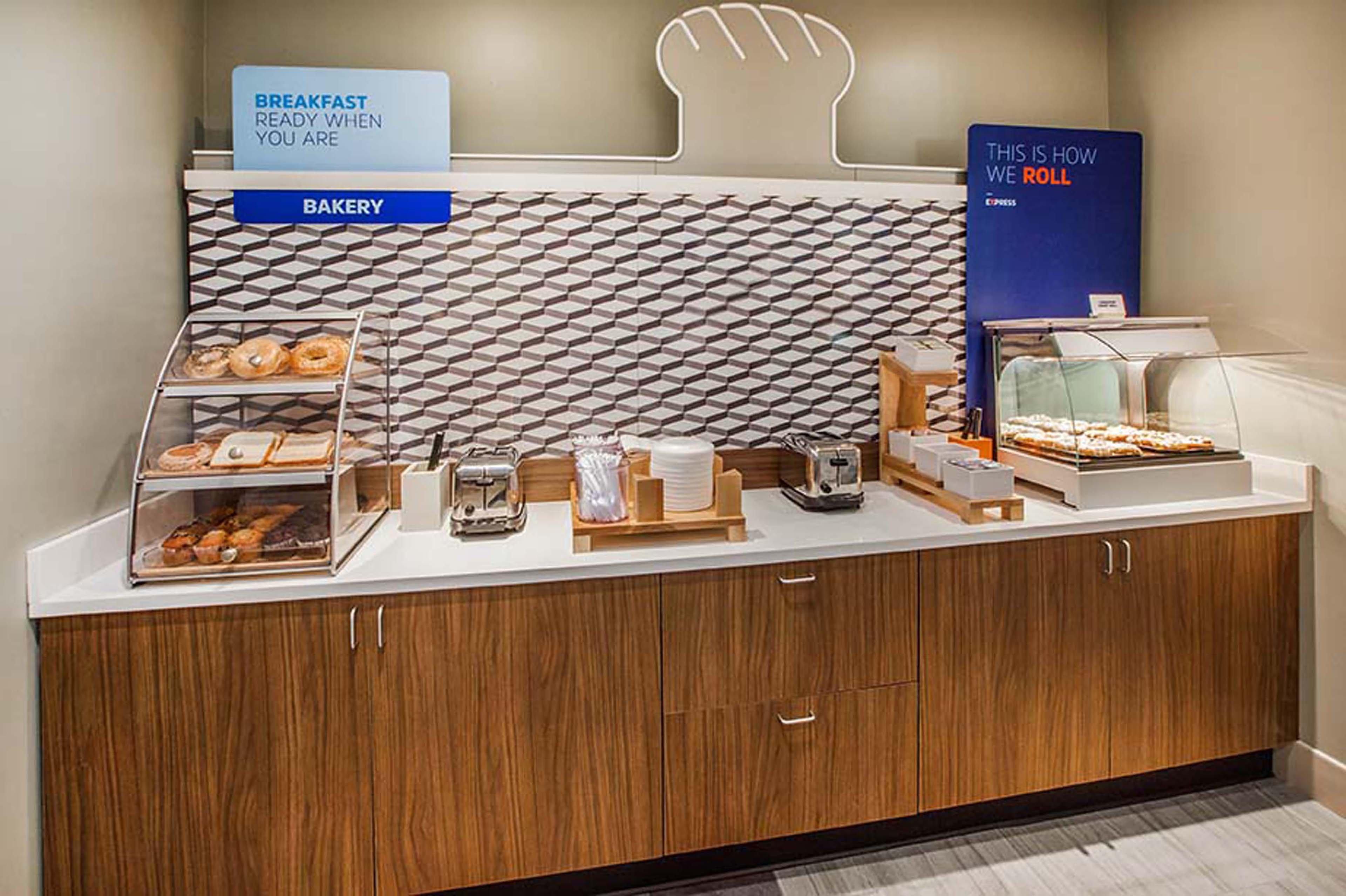 Holiday Inn Express Hotel & Suites Mcpherson By Ihg Eksteriør billede