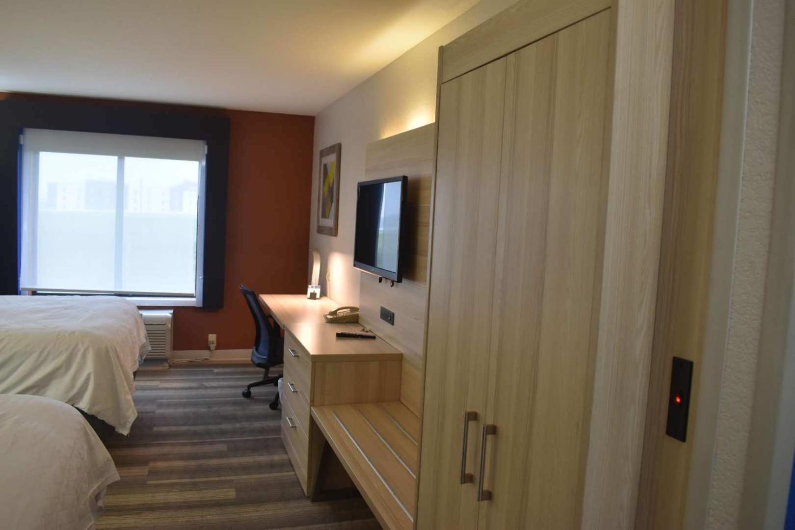 Holiday Inn Express Hotel & Suites Mcpherson By Ihg Eksteriør billede