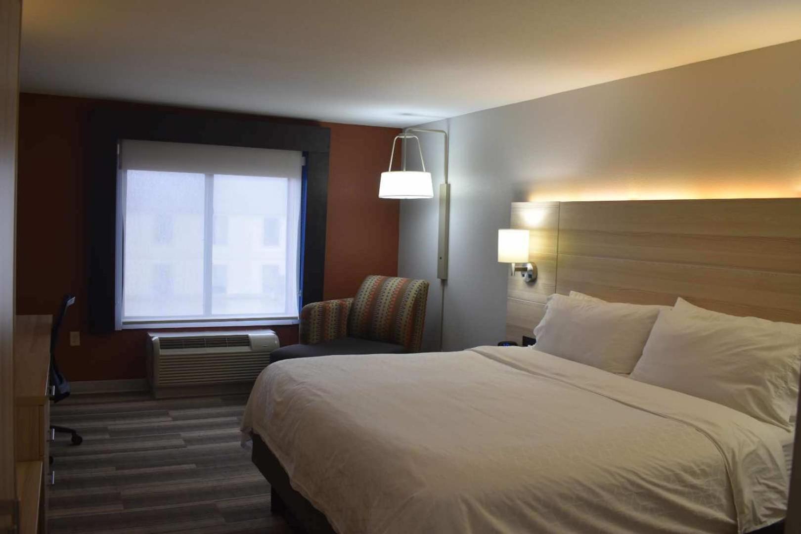 Holiday Inn Express Hotel & Suites Mcpherson By Ihg Eksteriør billede