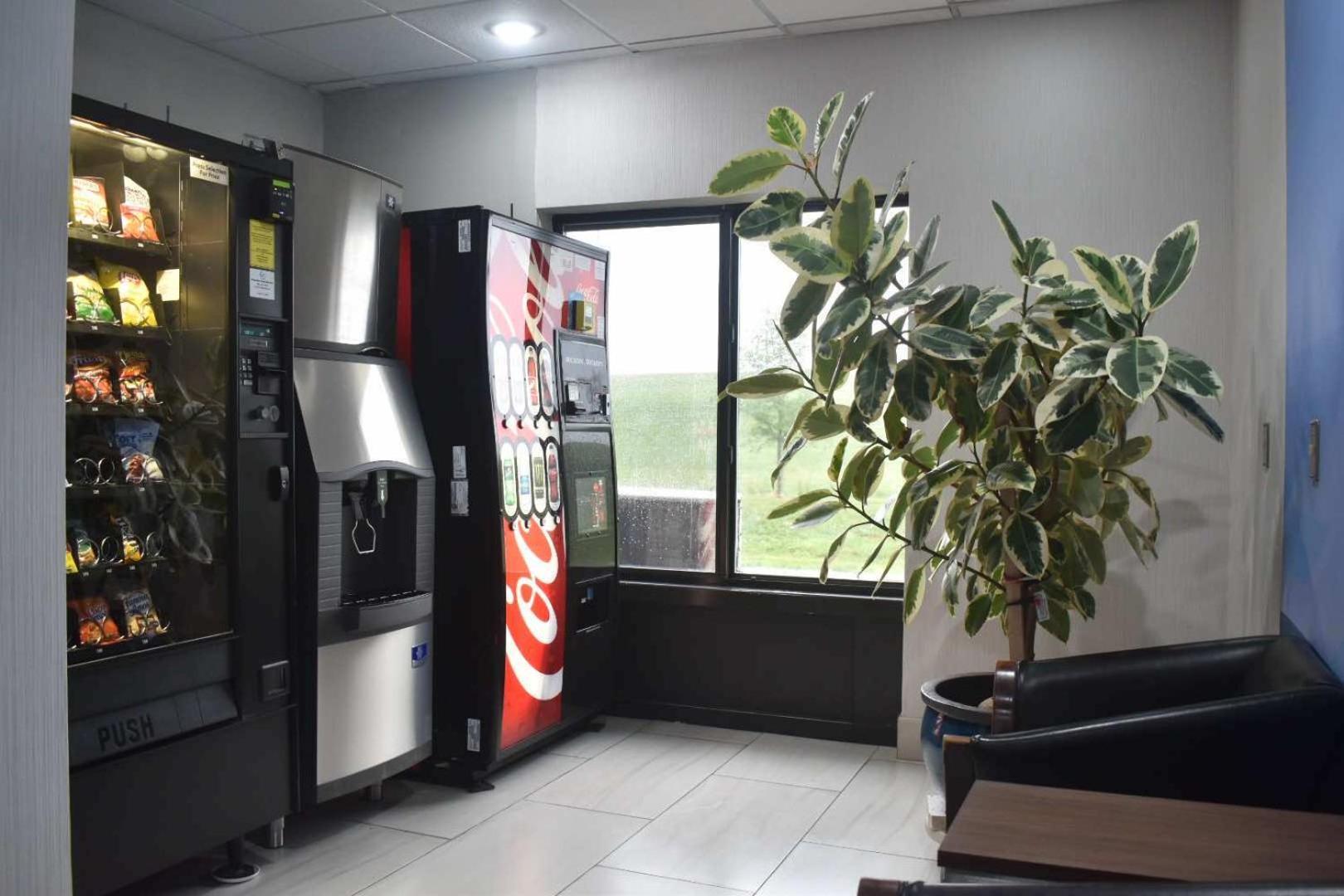 Holiday Inn Express Hotel & Suites Mcpherson By Ihg Eksteriør billede