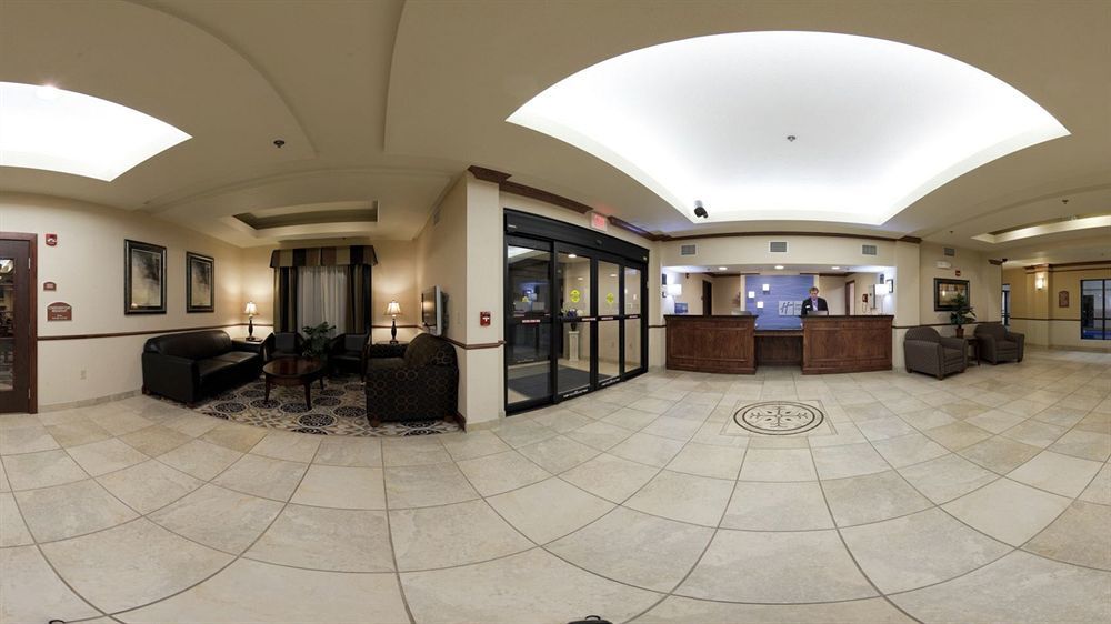 Holiday Inn Express Hotel & Suites Mcpherson By Ihg Eksteriør billede