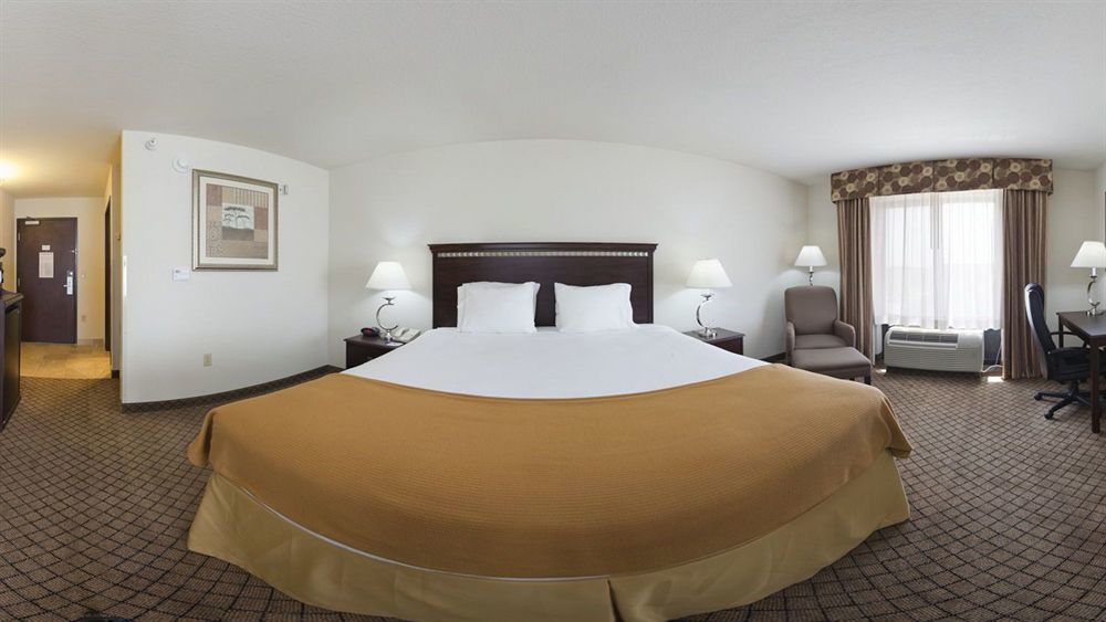Holiday Inn Express Hotel & Suites Mcpherson By Ihg Eksteriør billede