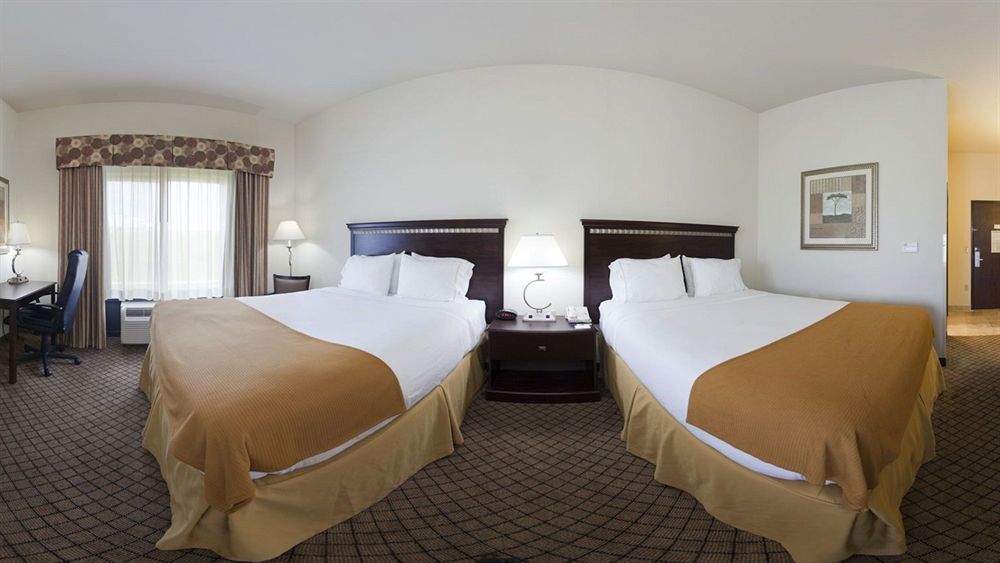 Holiday Inn Express Hotel & Suites Mcpherson By Ihg Eksteriør billede