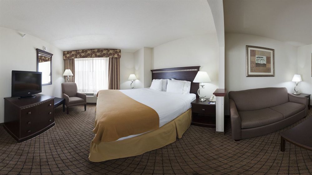 Holiday Inn Express Hotel & Suites Mcpherson By Ihg Eksteriør billede