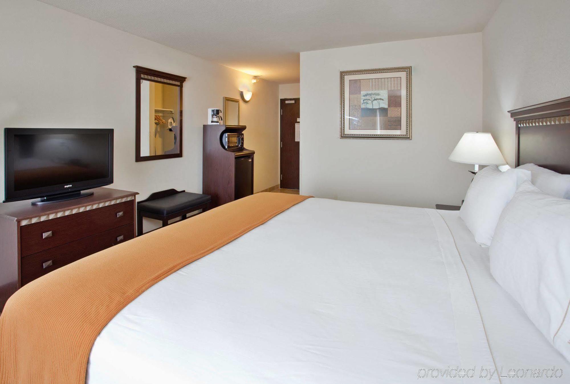 Holiday Inn Express Hotel & Suites Mcpherson By Ihg Eksteriør billede