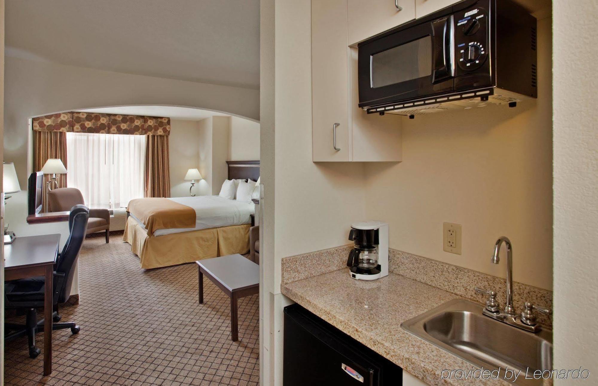 Holiday Inn Express Hotel & Suites Mcpherson By Ihg Værelse billede