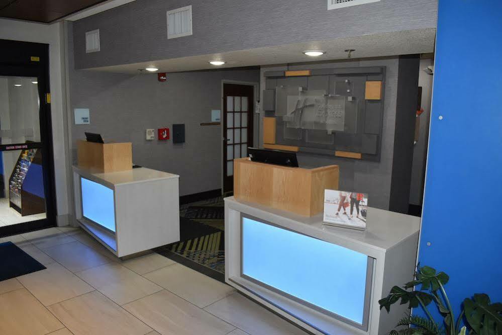Holiday Inn Express Hotel & Suites Mcpherson By Ihg Eksteriør billede